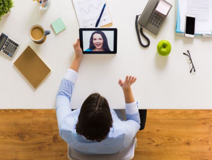 El trabajo remoto prometía más libertad y equilibrio, pero muchos equipos viven una paradoja: más horas conectados, menos resultados reales. Descubre por qué la productividad digital no siempre significa eficiencia y cómo construir culturas que prioricen el foco, la confianza y el bienestar. 🌿